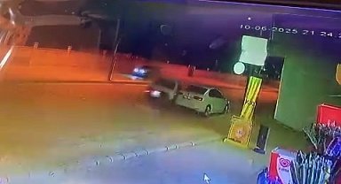 Park halindeki otomobile çarpıp kaçtı: O anlar kamerada