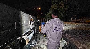 Park halindeki tırların dorselerini ateşe verdiler
