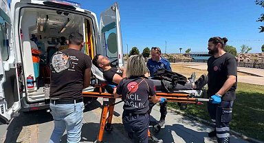 Parkta hareketsiz yatan genç hastaneye kaldırıldı