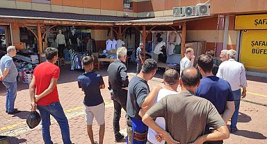 Pazar yerinde oğul veren arılar kovana alındı