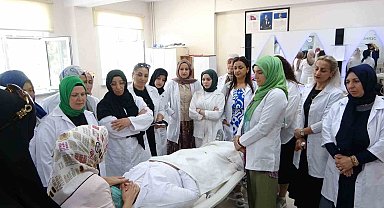 Pendik Halk Eğitim Merkezi'nde kadınlar SPA ve kalıcı makyaj eğitimiyle meslek sahibi oluyor