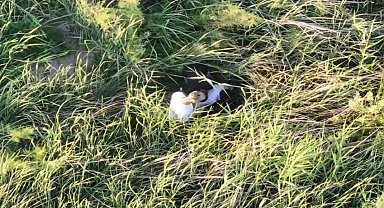 Polis kontrolünden kaçarken yol kenarına attıkları torbadan uyuşturucu çıktı