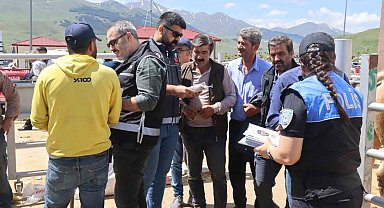 Polisten vatandaşa dolandırıcılık ve sahte para ikazı