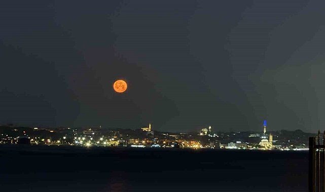 "Çilek Dolunayı" İstanbul Avrupa Yakası'ndan böyle görüntülendi
