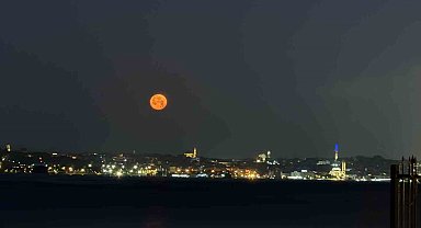 "Çilek Dolunayı" İstanbul Avrupa Yakası'ndan böyle görüntülendi