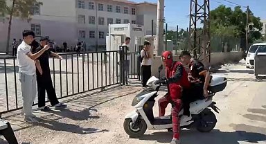 "Örümcek Adam" sınava geç kalan öğrenciyi son anda yetiştirdi