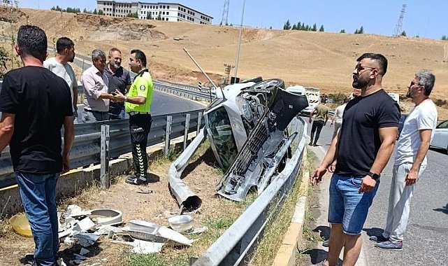 Refüje çıkan otomobilin sürücüsü kazayı yara almadan atlattı