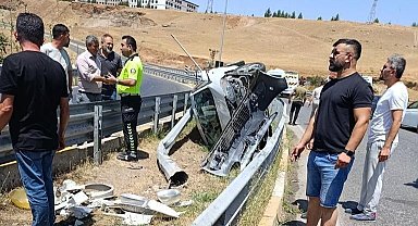 Refüje çıkan otomobilin sürücüsü kazayı yara almadan atlattı