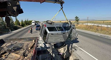 Refüje devrilen hafif ticari araçta 2 kişi yaralandı