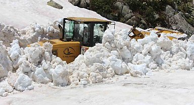 Rize yaylalarında hummalı kar temizliği