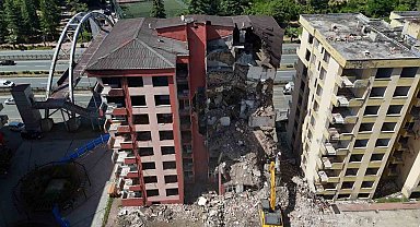 Rize'de fırtınada boşaltılan 8 katlı 2 binada yıkım işlemi başladı