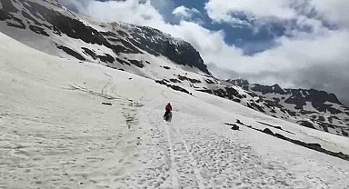 Rize'de Haziran ayında 'karda kayak' keyfi