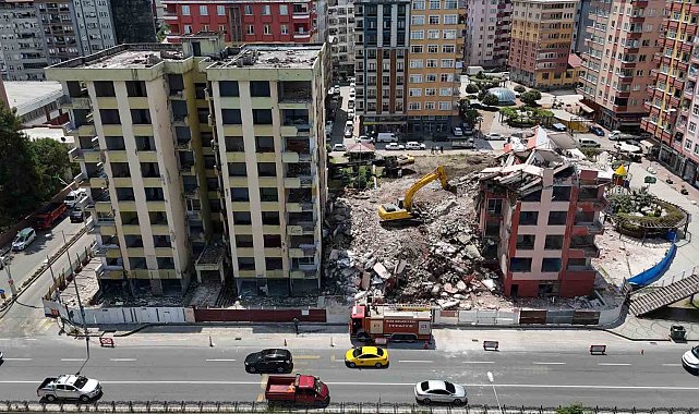 Rize'deki riskli 2 binanın yıkımı sürüyor