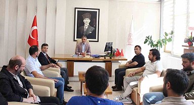 Robot yarışmasından başarıyla dönen takımların öğretmenlerine katılım belgeleri verildi