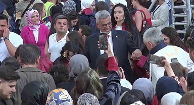 Sağlık Bakanı Memişoğlu, mezun olan öğrencilerle horon oynadı