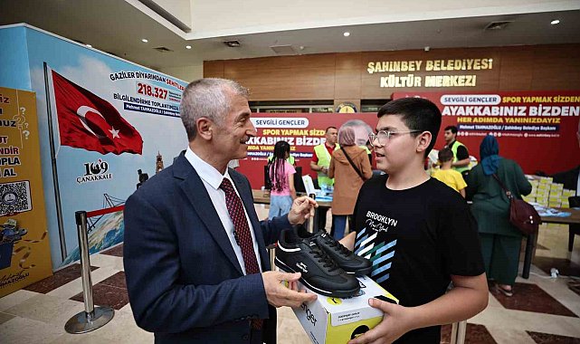 Şahinbey Belediyesi'nden öğrencilere 1 milyon 438 bin spor ayakkabısı hediye