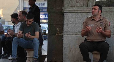 Sakarya ve Kocaeli'de vatandaşlar bayram namazı için camileri doldurdu