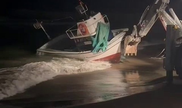 Sakarya'da 8 metrelik balıkçı teknesi karaya oturdu