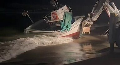 Sakarya'da 8 metrelik balıkçı teknesi karaya oturdu