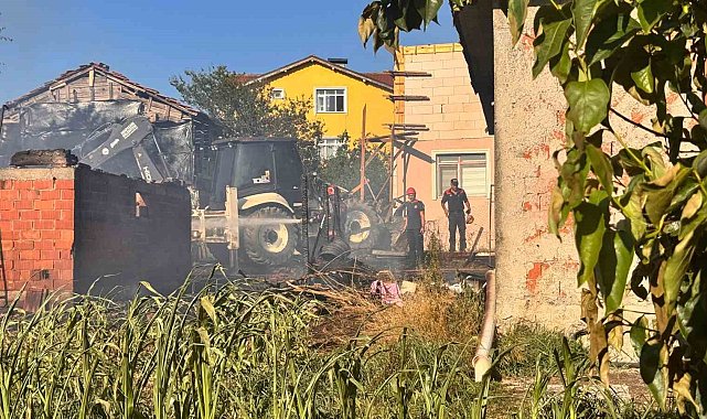 Sakarya'da ahır ve samanlıkta yangın