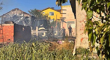 Sakarya'da ahır ve samanlıkta yangın