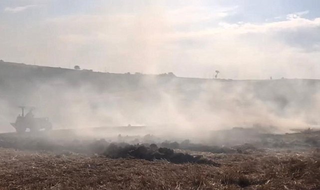 Sakarya'da yangın: 200 saman balyası yandı, çiftçiler traktörleriyle müdahale etti