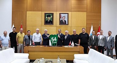Sakaryaspor yönetimi Başkan Alemdar'ı ziyaret etti