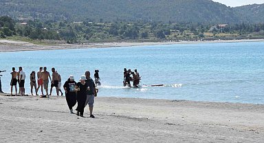 Salda Gölü'nde can pazarı: Genç kız ölümle burun buruna geldi