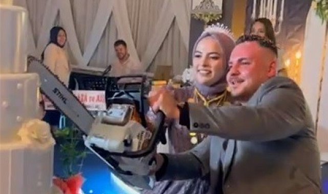 Salona faytonla geldiler, pastayı da motorlu testere ile kestiler