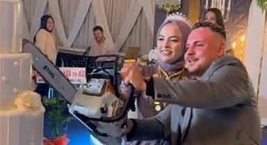 Salona faytonla geldiler, pastayı da motorlu testere ile kestiler