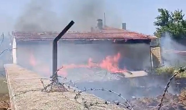Samanlık yangını itfaiye tarafından söndürüldü