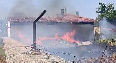 Samanlık yangını itfaiye tarafından söndürüldü