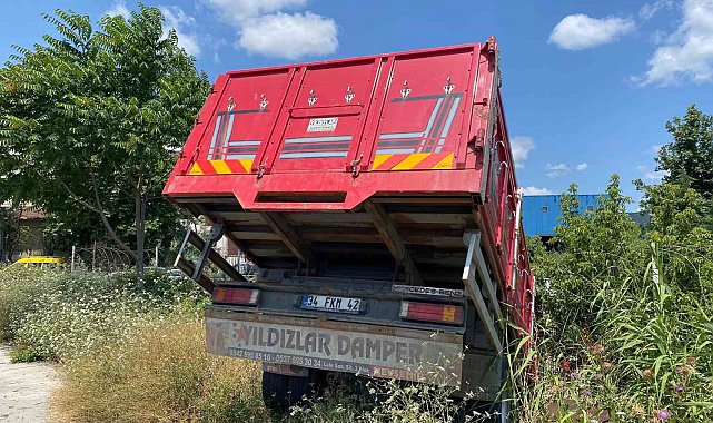 Sancaktepe'de kamyon ve çekici yol kenarına uçtu: 3 yaralı