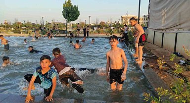 Şanlıurfa'da sıcaktan bunalan çocuklar süs havuzunda serinledi