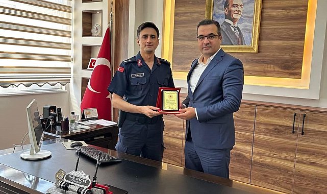 Sarıgöl İlçe Jandarma Komutanı'na plaketle veda