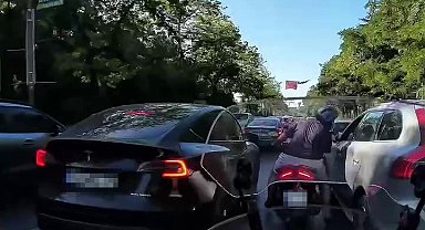 Sarıyer'de kendisine çarpan araç sürücüsüne tükürüp kaçtı