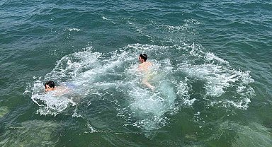 Sarıyer'de Kurban Bayramı'nın 2'nci gününde vatandaşlar Boğaz'da serinledi