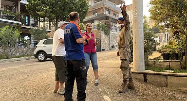 Seferihisar'da alevlerin yaklaştığı mahalle tahliye ediliyor