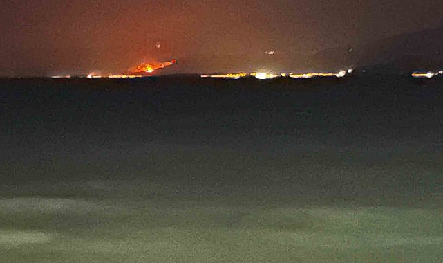 Seferihisar'daki alevler Kuşadası sahilinden görülüyor