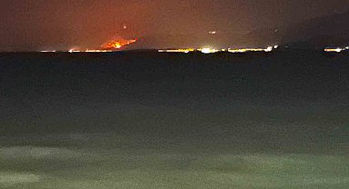 Seferihisar'daki alevler Kuşadası sahilinden görülüyor