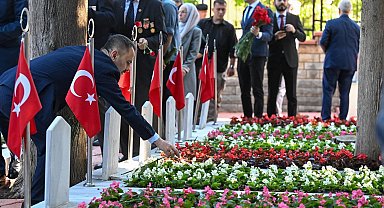 Şehitliklerde hüzünlü bayram