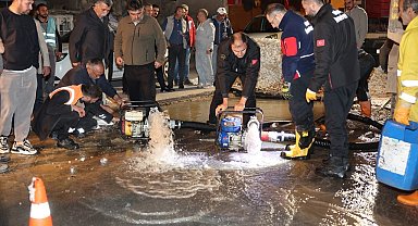 Şehrin büyük kısmı susuz kaldı, başkan sabah saatlerine kadar çalışmayı yerinde takip etti