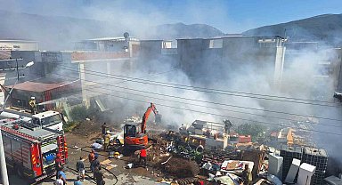 Selçuk'taki hurda deposunda çıkan yangın kontrol altına alındı