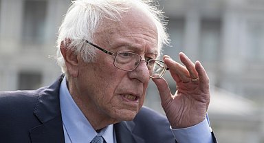 Senatör Sanders'tan Trump'a kürsüden seslendi: " İğrenç şekilde yasa dışı"