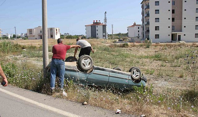 Serik'te otomobil şarampole yuvarlandı, sürücü ve 13 yaşındaki çocuğu yaralandı