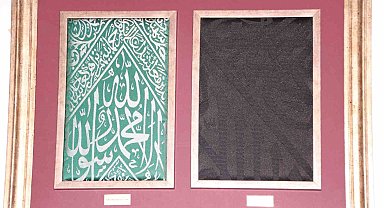 Şeyh Edebali Türbesinde hediye edilen Kâbe örtüsüne gelişi güzel bırakılması tepkilere neden oldu