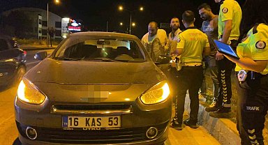 Seyir halinde iken aracını durdurup sızan alkollü sürücü, polise zor anlar yaşattı