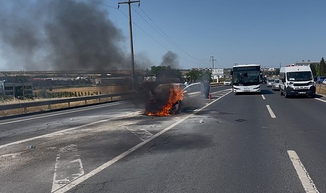 Seyir halindeki araç alev aldı: 3 yolcu son anda kurtarıldı