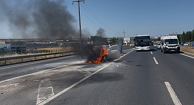 Seyir halindeki araç alev aldı: 3 yolcu son anda kurtarıldı