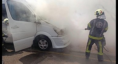 Seyir halindeki işçi servisi bir anda alev aldı